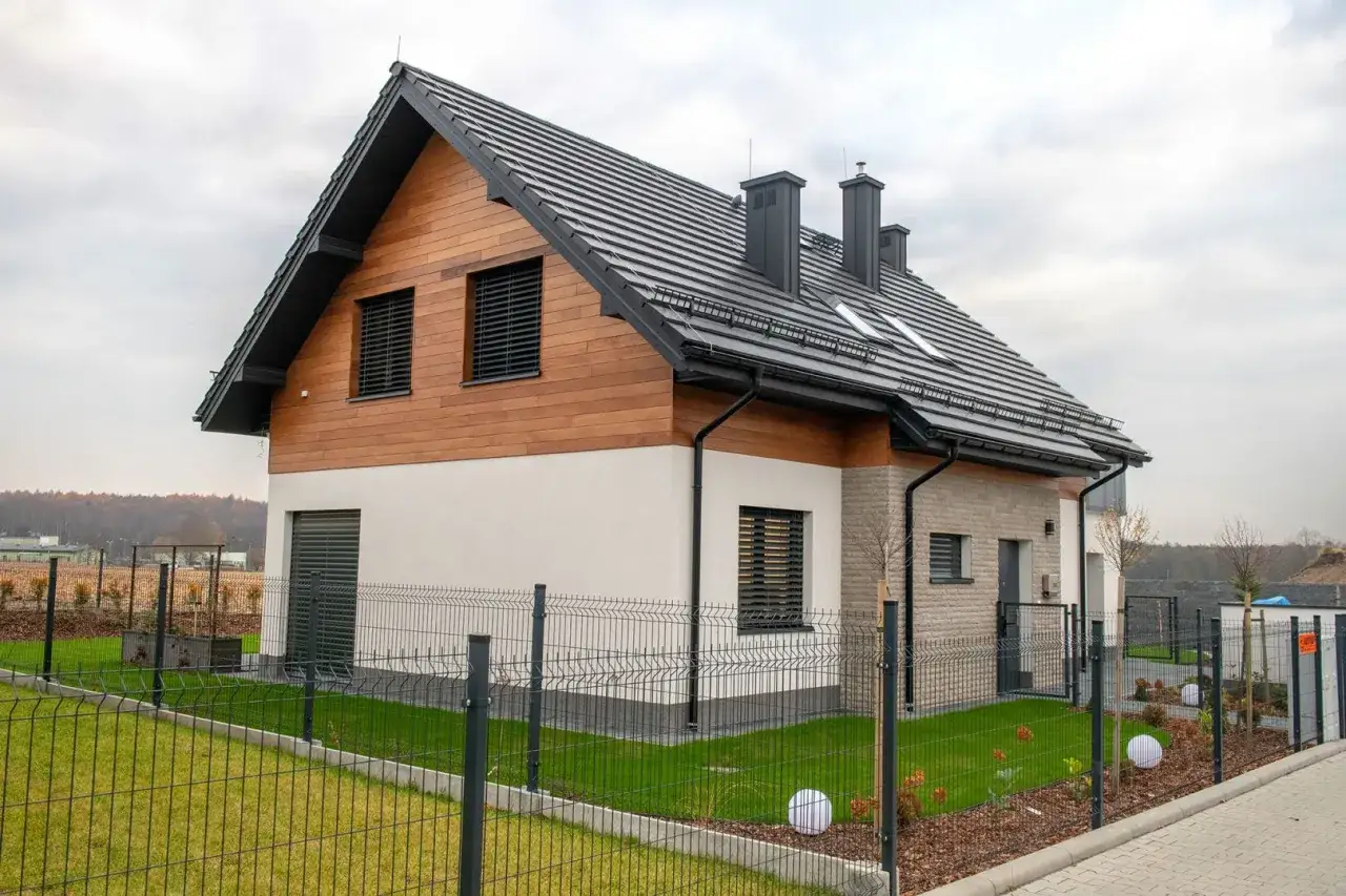 Dach dwuspadowy: charakterystyka, zalety i zastosowanie w Polsce