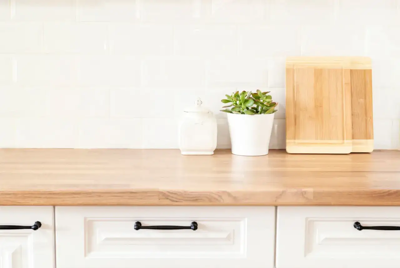 Jak skutecznie pomalować blat w kuchni, aby uniknąć zniszczeń