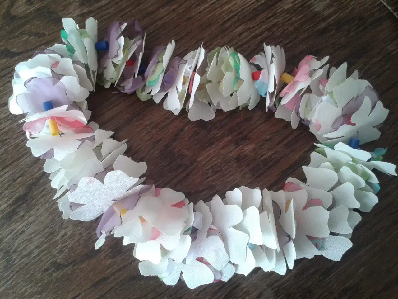 Jak łatwo zrobić hawajski naszyjnik z bibuły – prosty poradnik krok po kroku