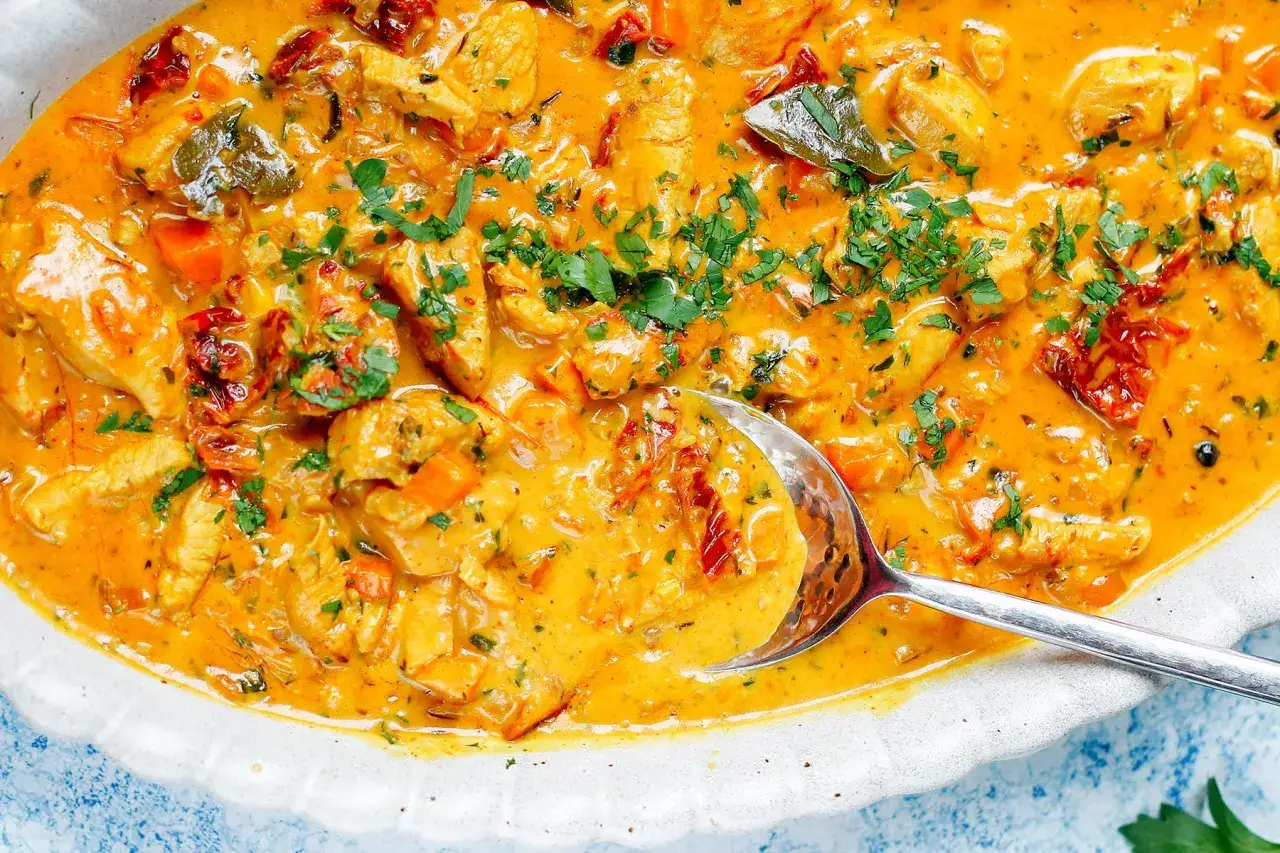 Aromatyczny gulasz z indyka z suszonymi pomidorami i ziołami. Idealne przyprawy do gulaszu z indyka podkreślą jego smak.