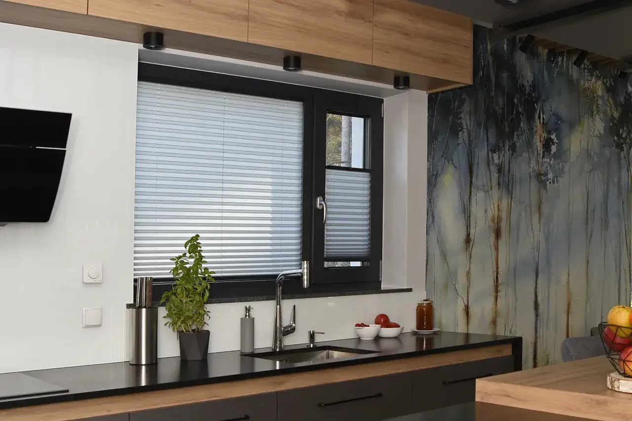 Jak zamontować roletę plisowaną - proste metody, uniknij błędów