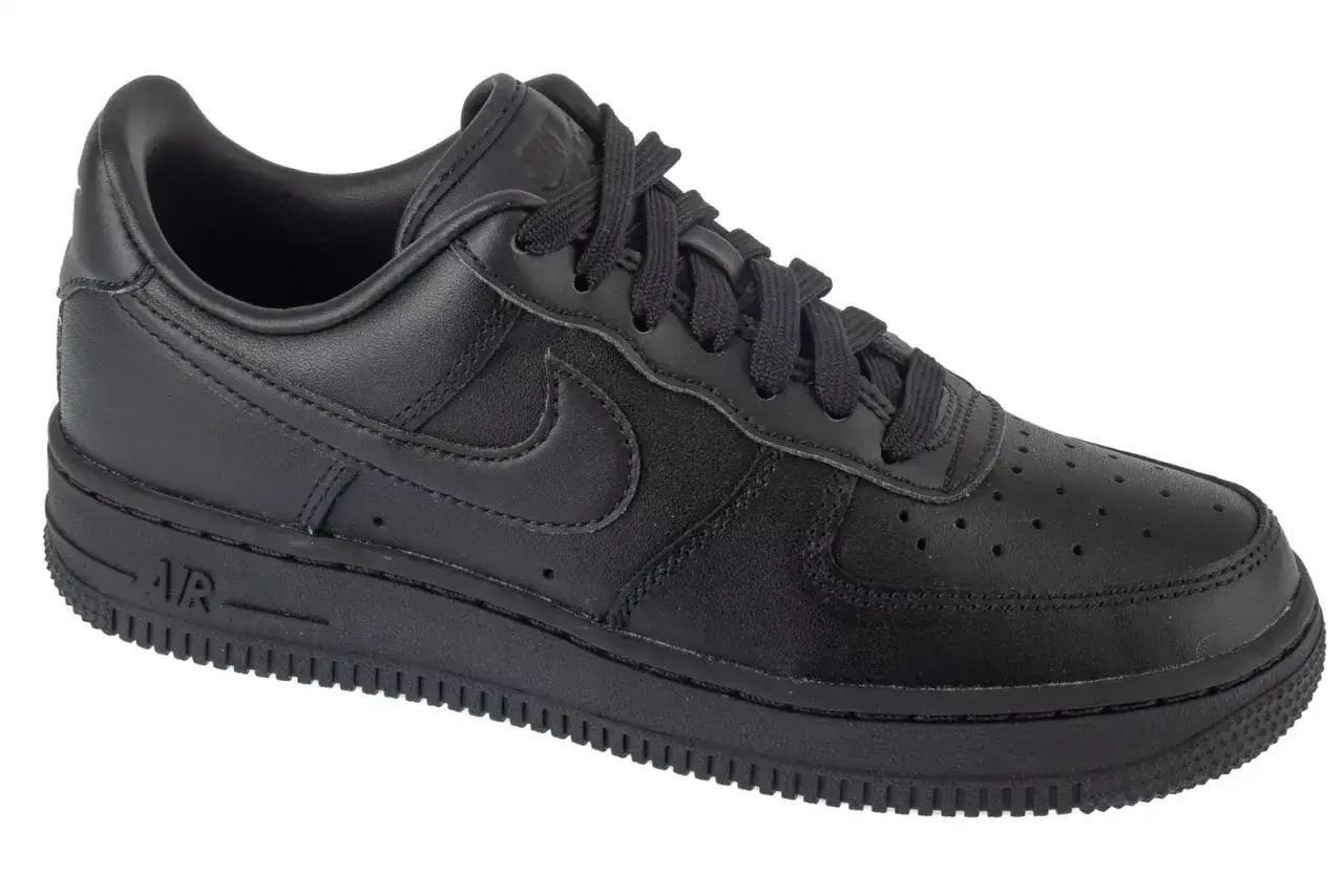 Czarne, skórzane buty Nike Air Force 1. Wyglądają na świeże i oryginalne, gotowe na miejskie przygody.