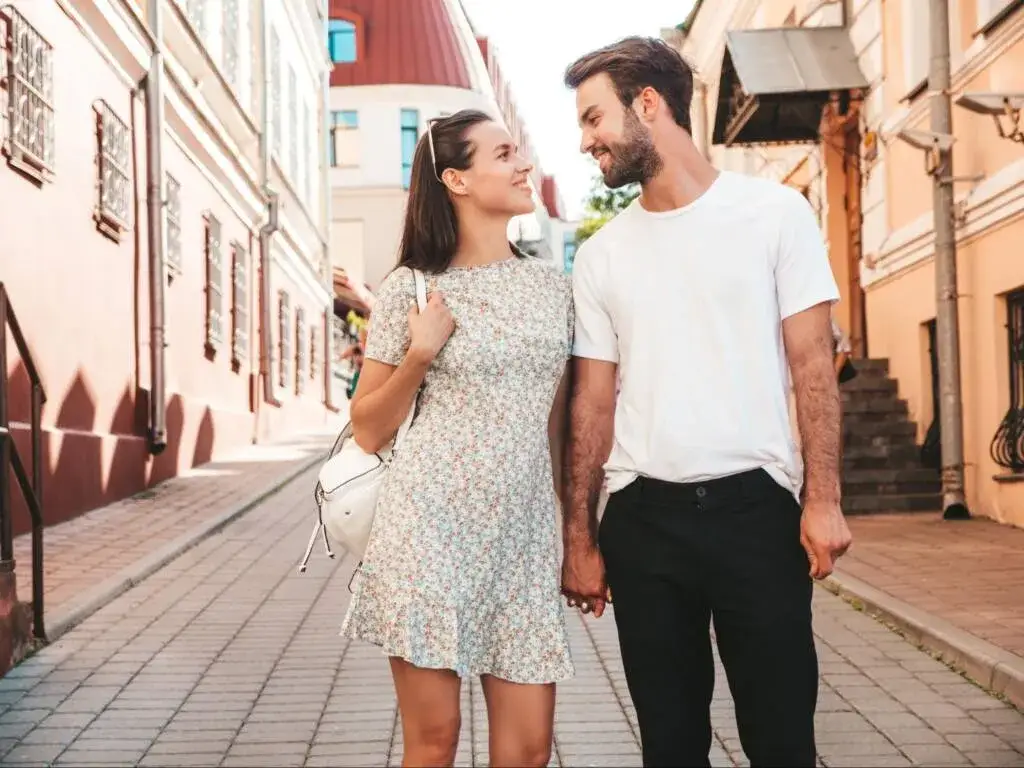 Jak oczarować mężczyznę: skuteczne sposoby na przyciągnięcie uwagi