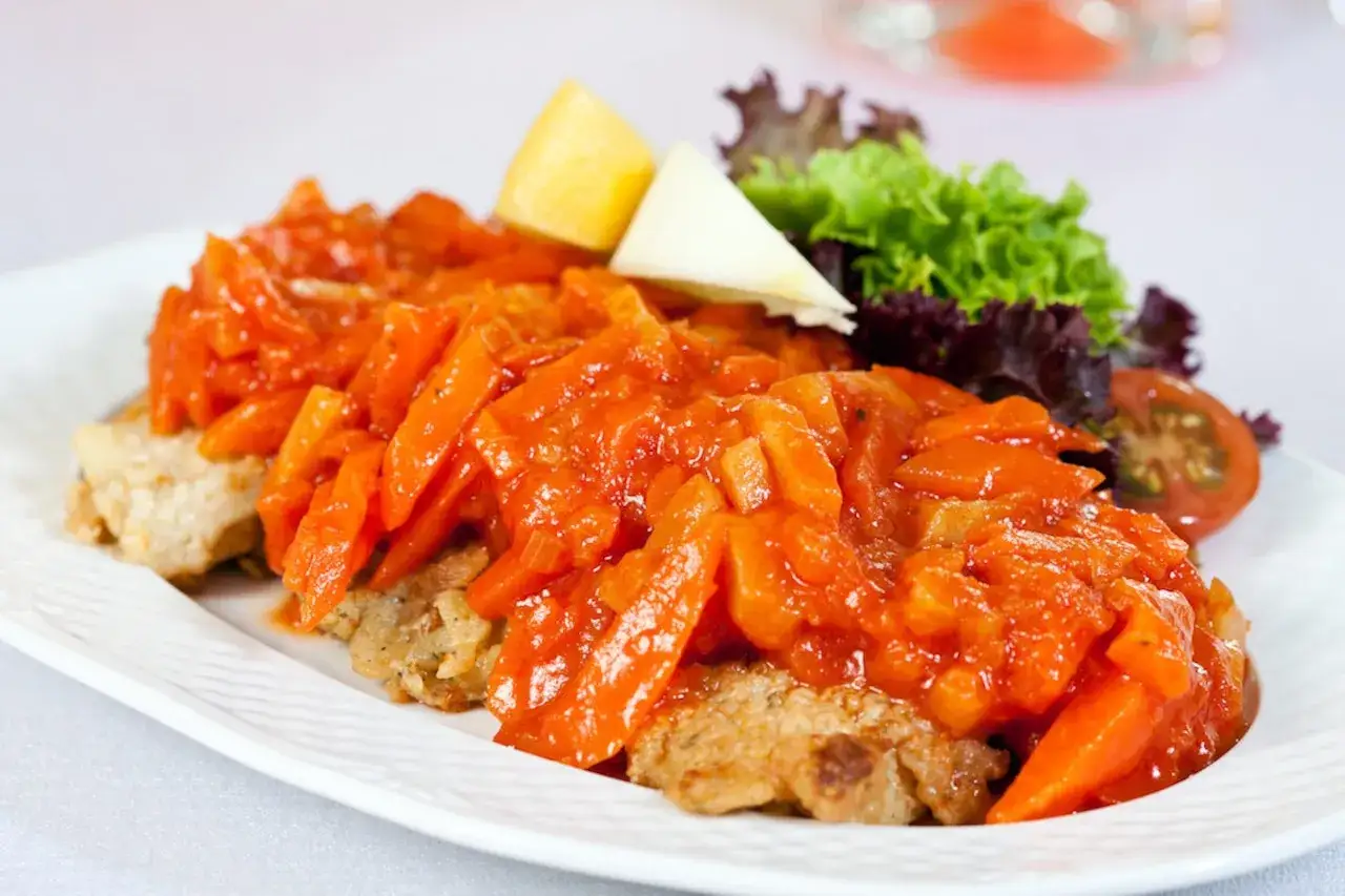 Jak zrobić rybę po grecku - tradycyjny przepis, który zachwyca smakiem