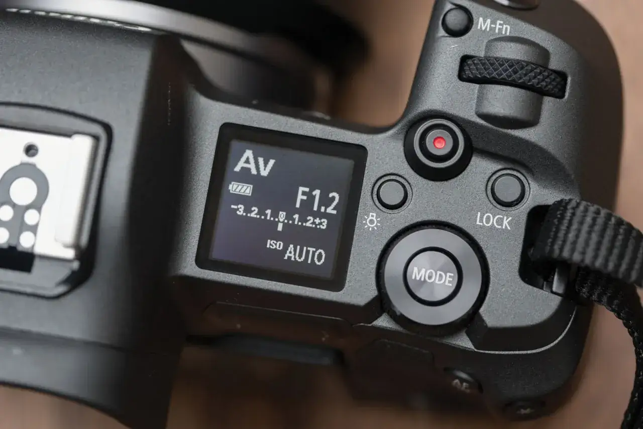 Jak dobrze ustawić aparat Canon? Widok na ekran LCD aparatu Canon z ustawieniem Av, F1.2, ISO AUTO.