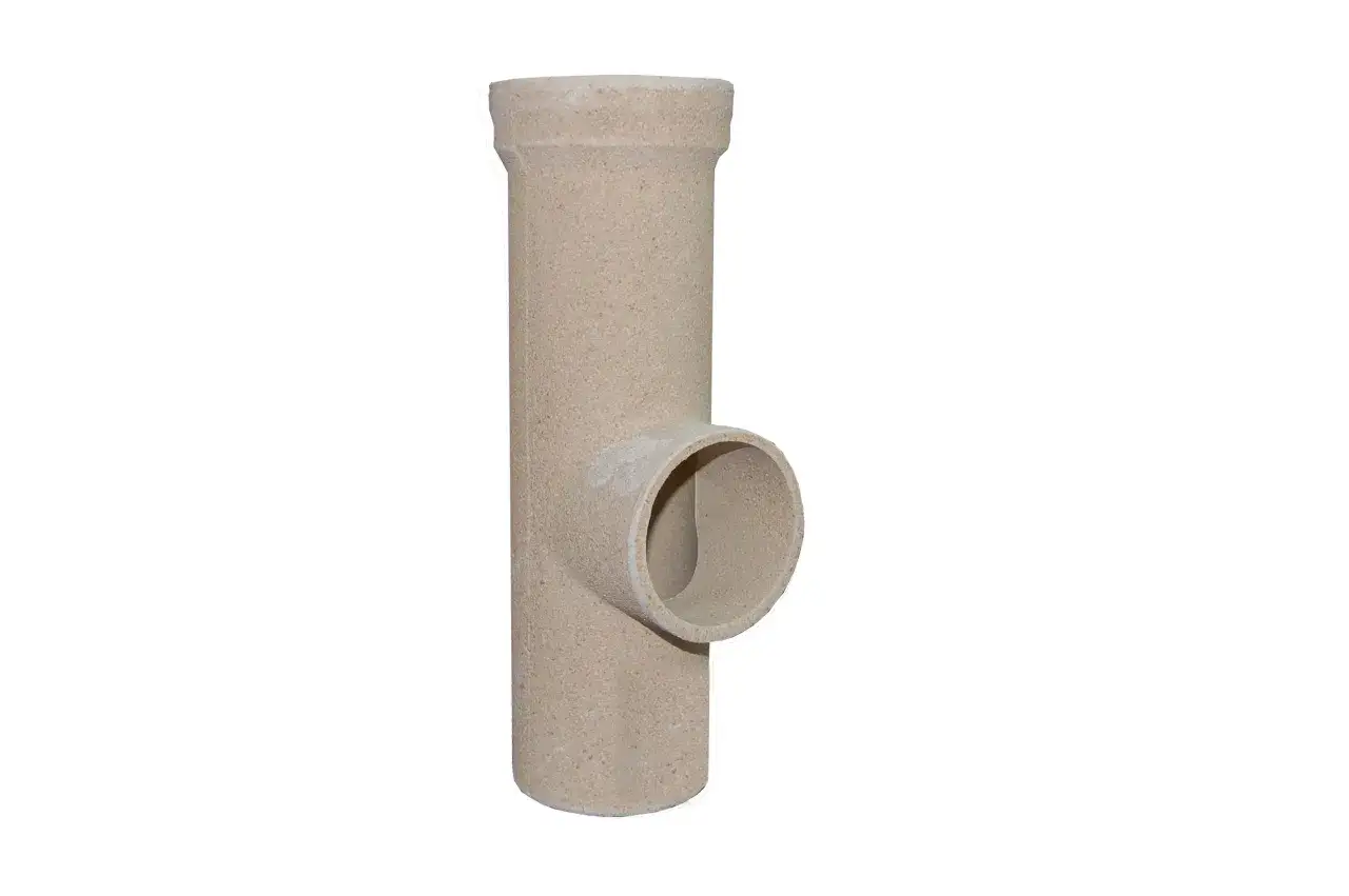 Ceramiczny wkład do komina w kształcie litery T, gotowy do montażu.