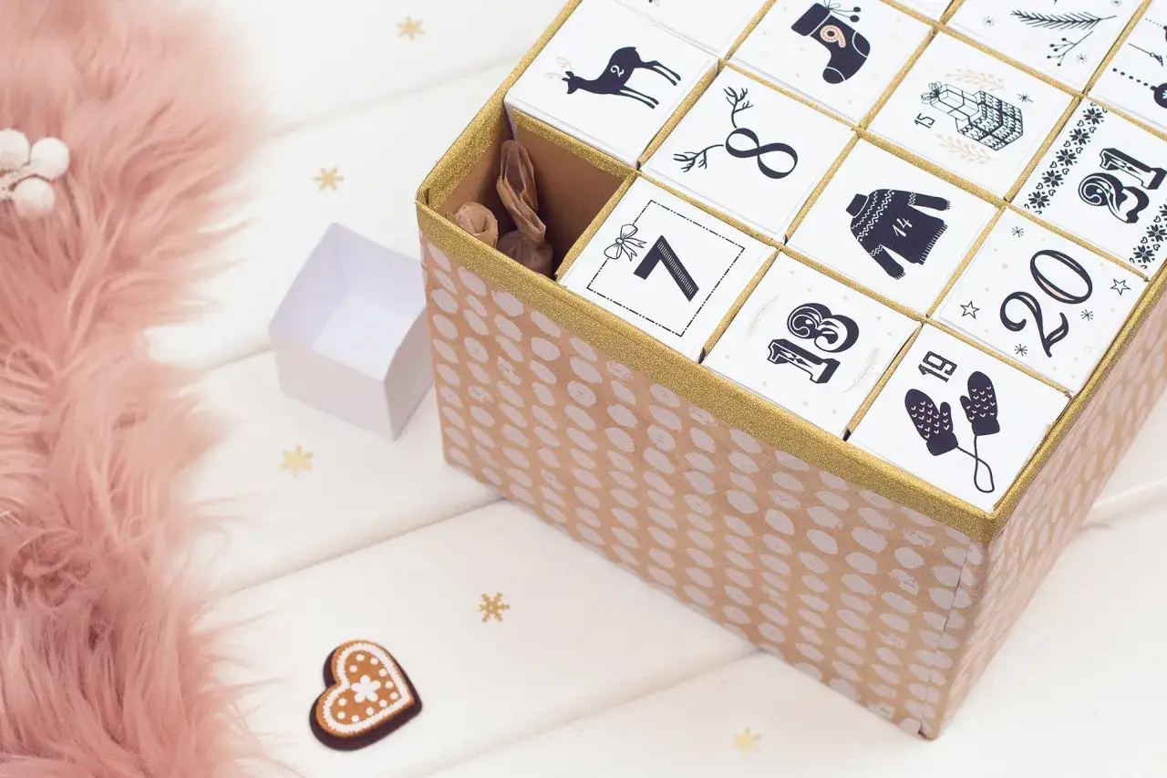 Jak zrobić kalendarz adwentowy z kartonu - proste kroki i pomysły