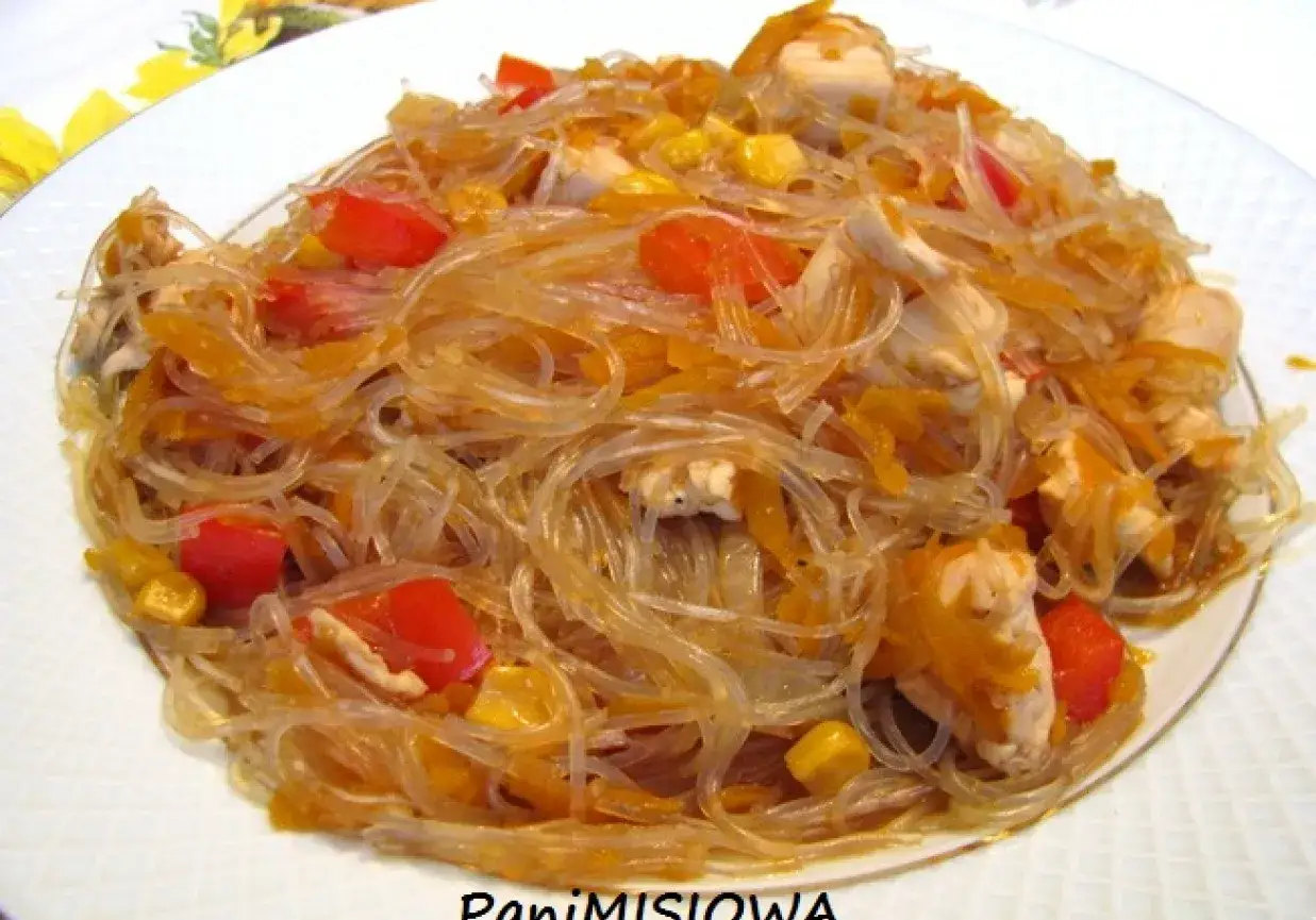 Pyszne danie z makaronem sojowym, kawałkami kurczaka, papryką i kukurydzą.
