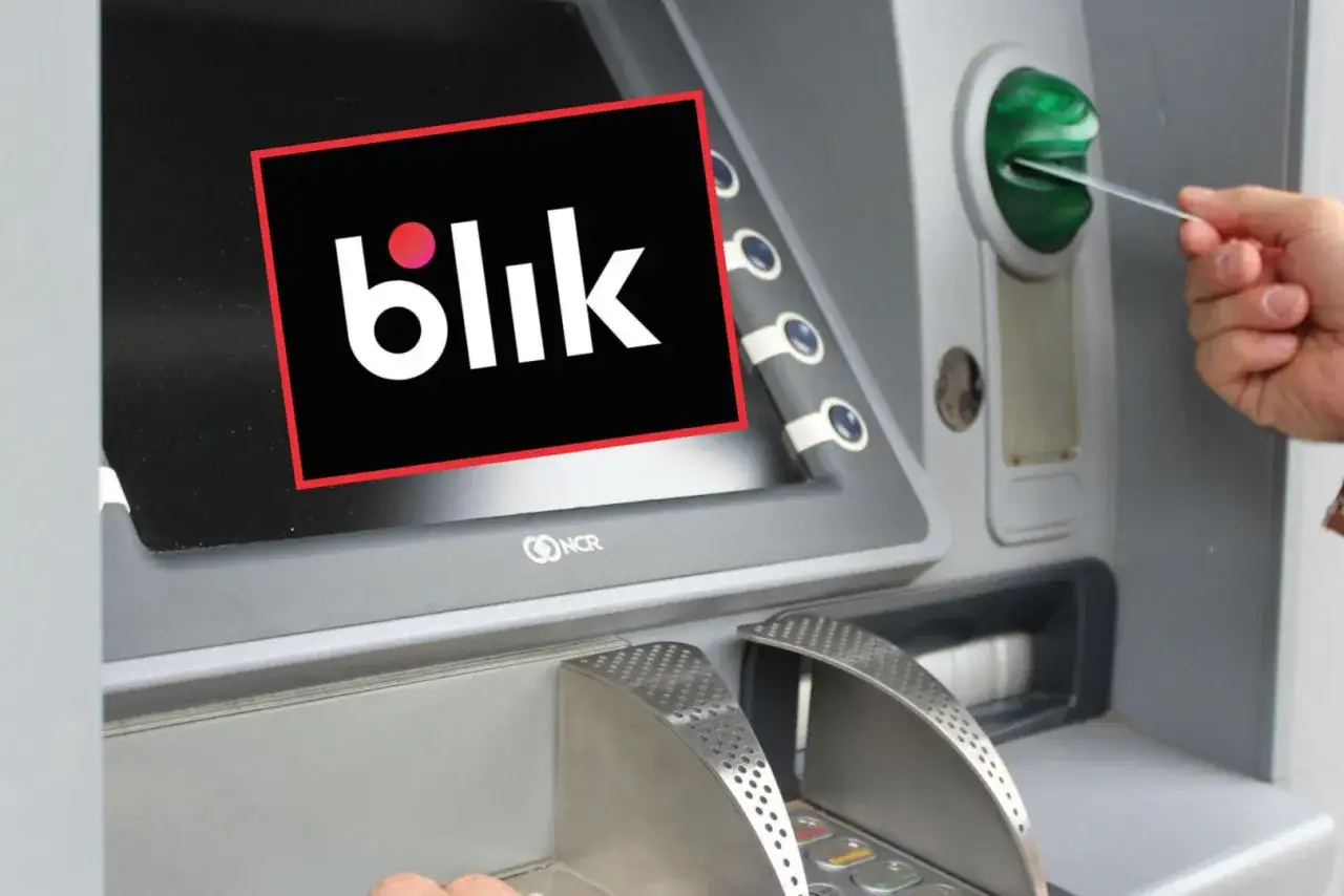 Logo Blik na ekranie bankomatu, obok wkładana jest karta.
