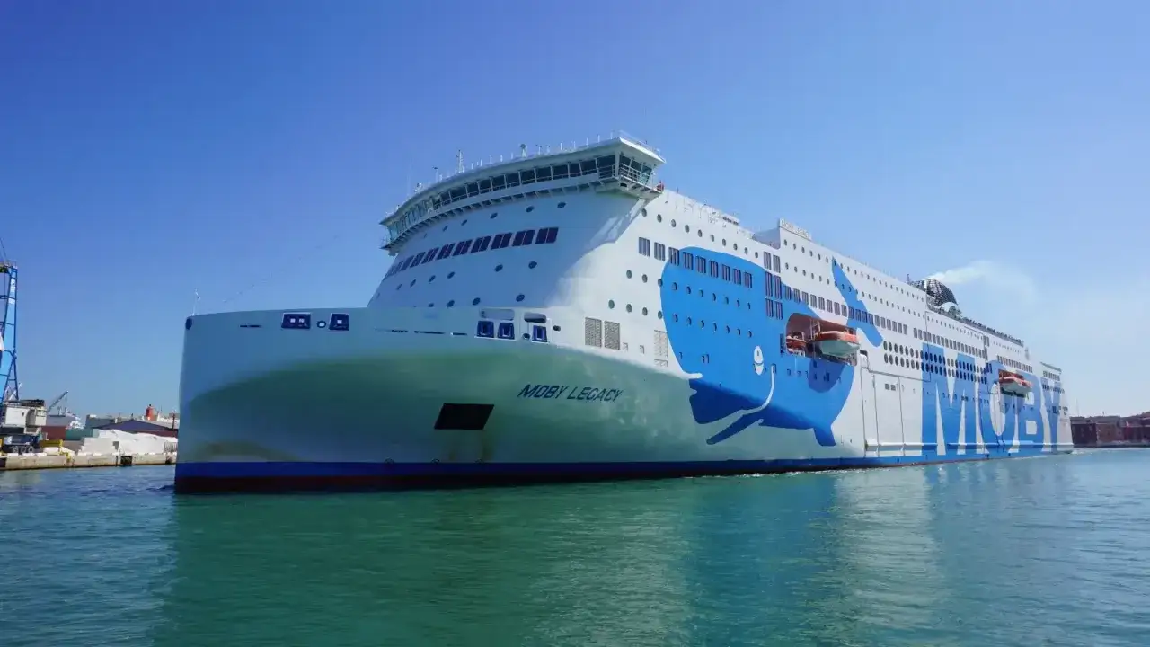 Ogromny prom Moby Legacy z charakterystycznym wielorybem na burcie, gotowy do rejsu z Livorno do Olbii.