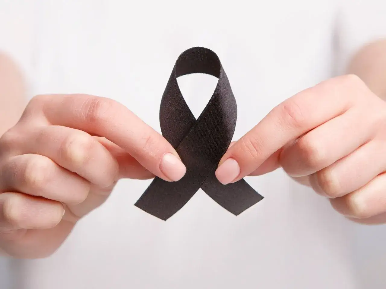 Czarna wstążka: Co naprawdę symbolizuje? Od żałoby po online