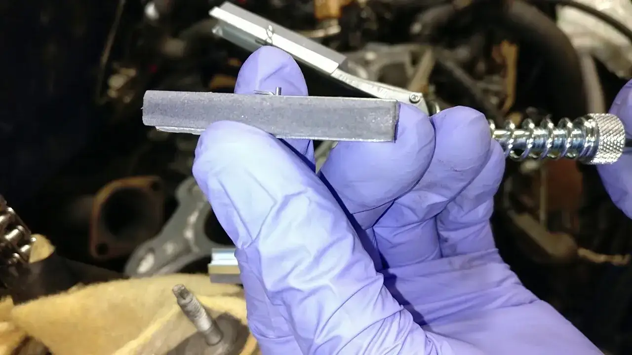 Jak skutecznie wyczyścić blok silnika pod uszczelkę bez uszkodzeń
