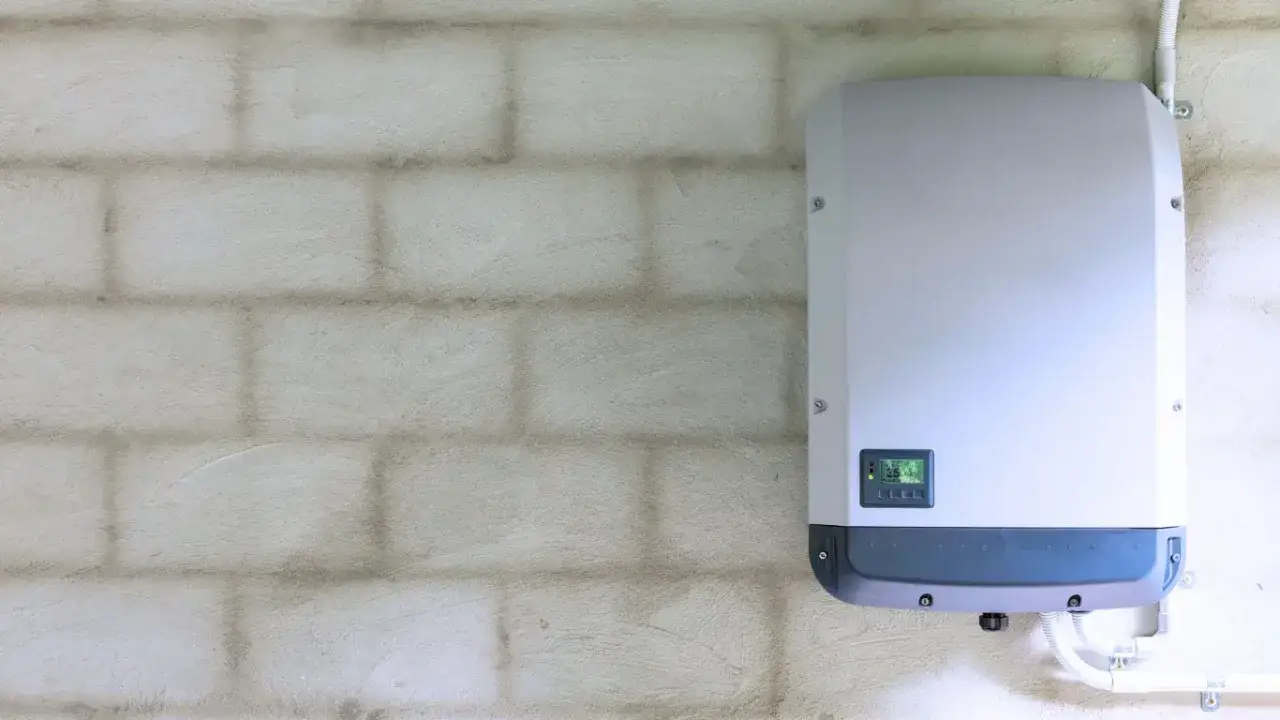 Czy inwerter pobiera prąd? Sprawdź, jak to wpływa na akumulatory