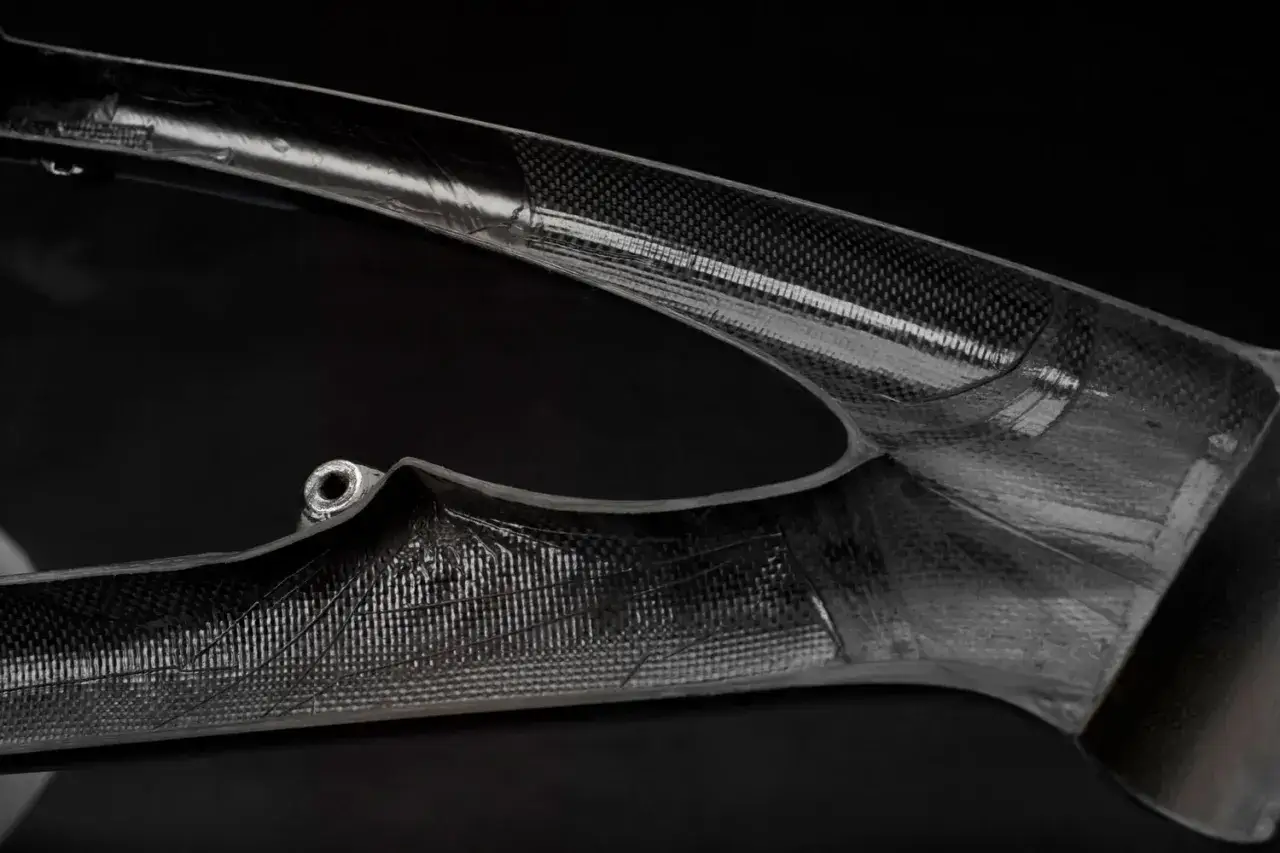 Wyjątkowa rama karbonowa, lekka i wytrzymała, w kontraście do tradycyjnej ramy aluminiowej.