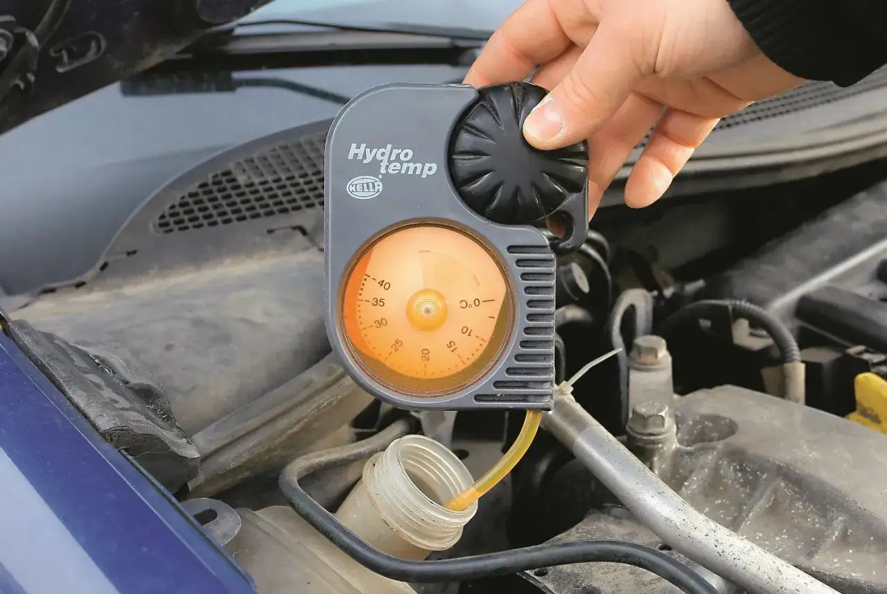 Zatkana chłodnica: objawy, testy i jak uratować silnik