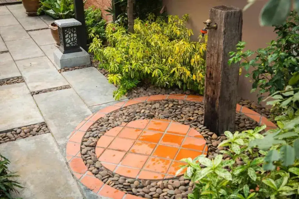 Jak obudować kran na działce, by chronić go przed zimą i wzmocnić estetykę