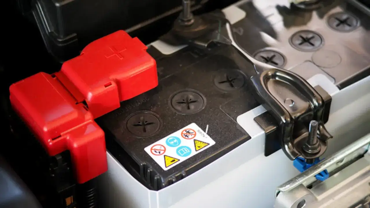 Jak odłączyć akumulator od prostownika? Krok po kroku i bez ryzyka