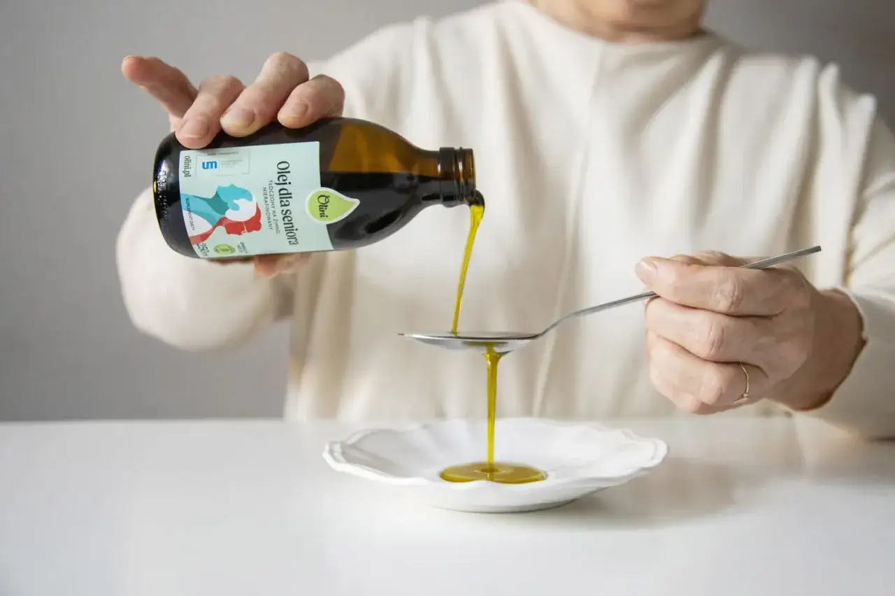 Olej dla seniora po 80 roku życia, tłoczony na zimno, nierafinowany, wylewany z butelki na łyżkę.