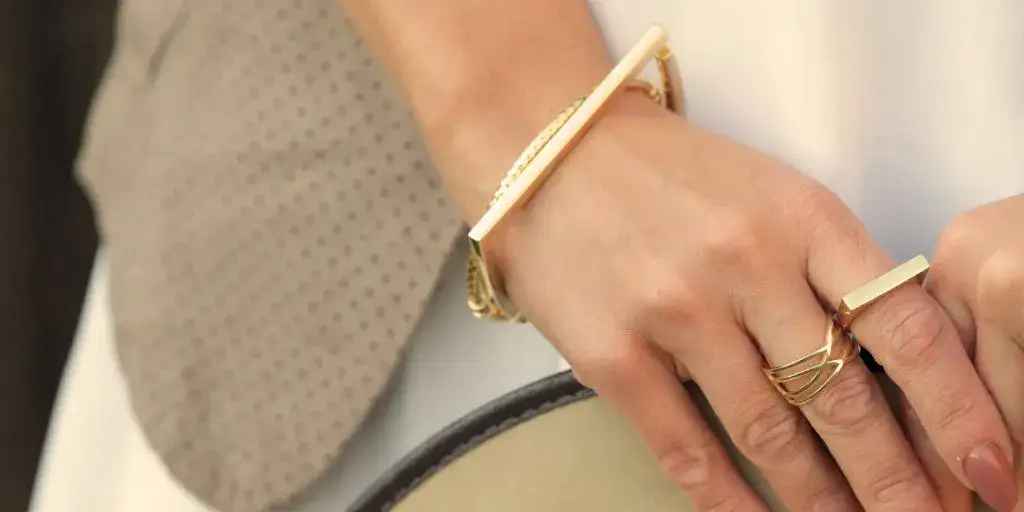 Jak wyczyścić złotą biżuterię i uniknąć uszkodzeń podczas czyszczenia