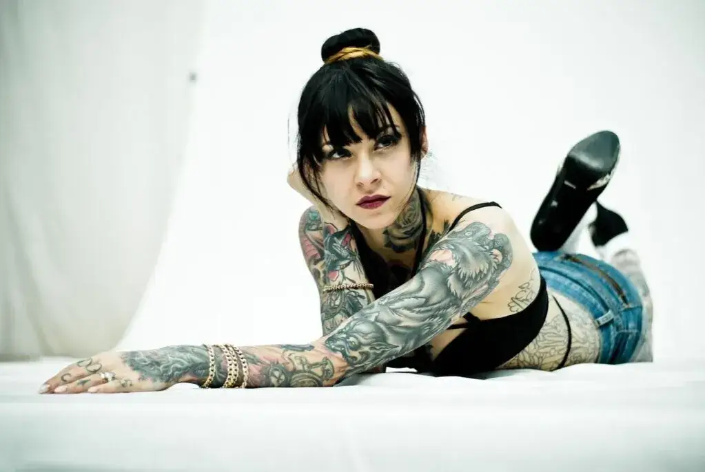 Tatuaż z kobietą znaczenie – odkryj głębokie symbole i emocje