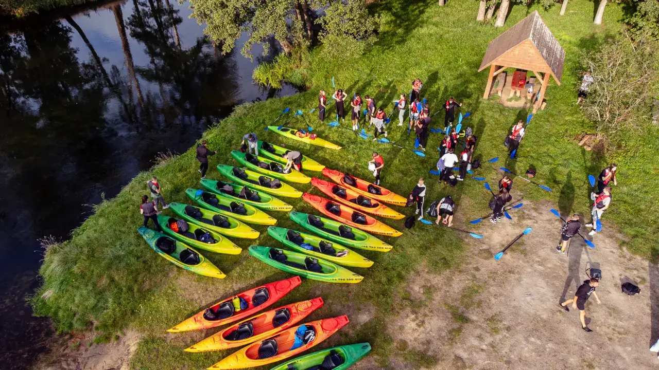 Spływ kajakowy Bory Tucholskie – najlepsze trasy i wypożyczalnie