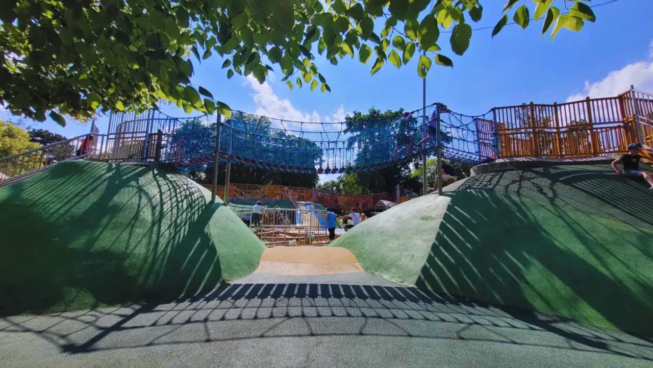 Plac zabaw Park Ujazdowski: Otwarty po remoncie! Co czeka na dzieci?