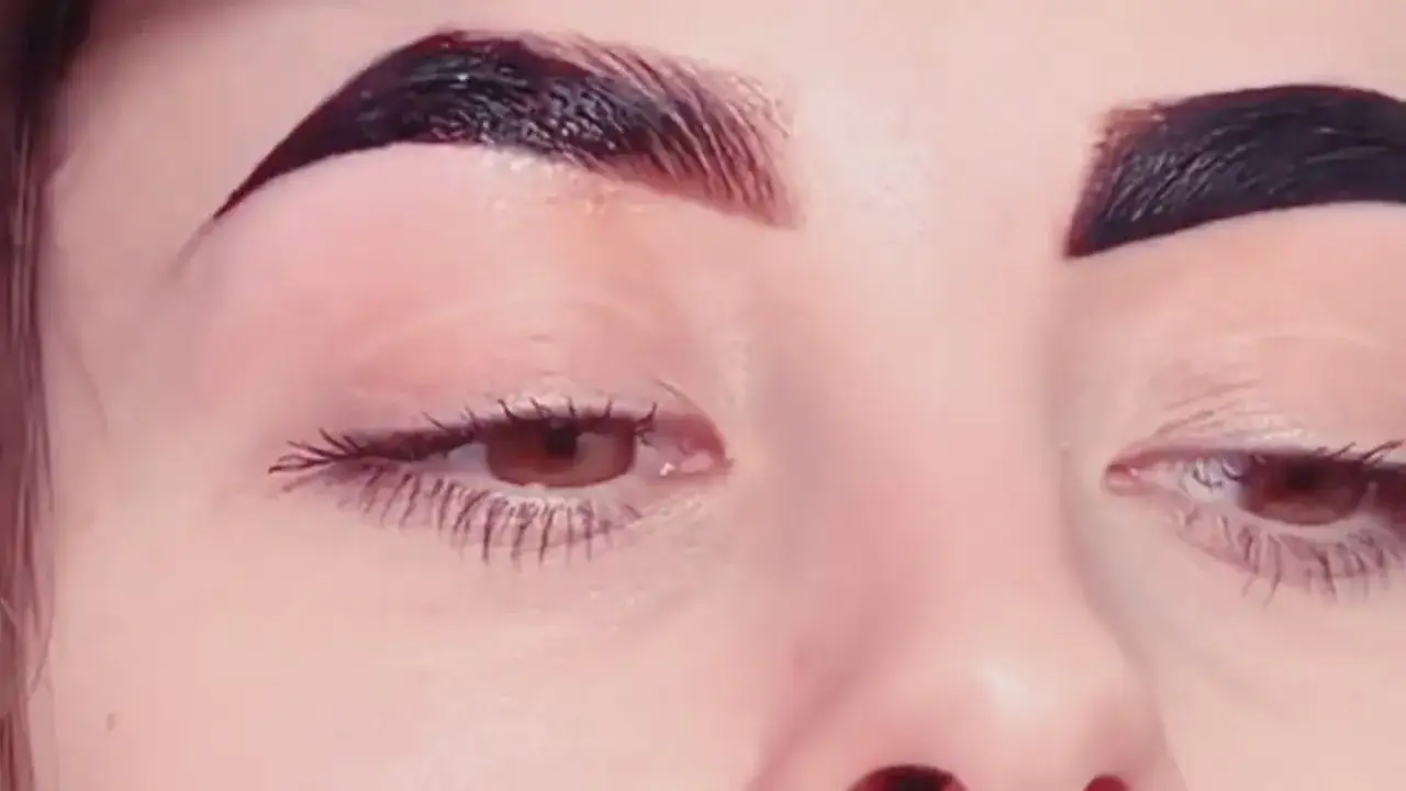 Ile trzyma henna pudrowa? Sekrety trwałych brwi Justyny Sawickiej