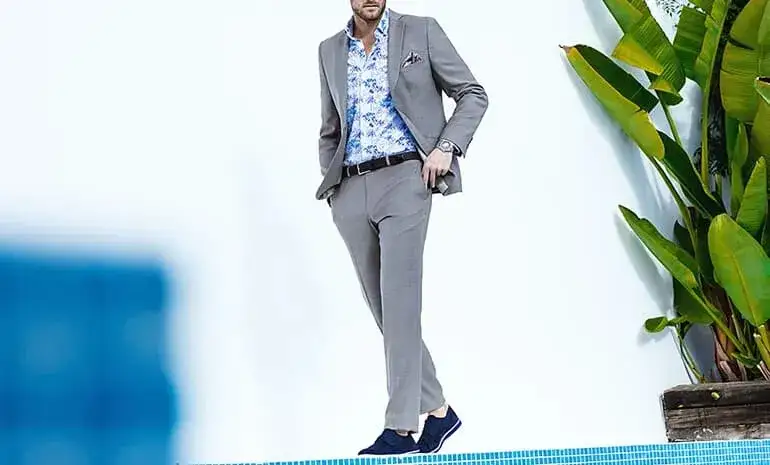 Jak prać koszule od garnituru, by uniknąć zniszczeń i plam