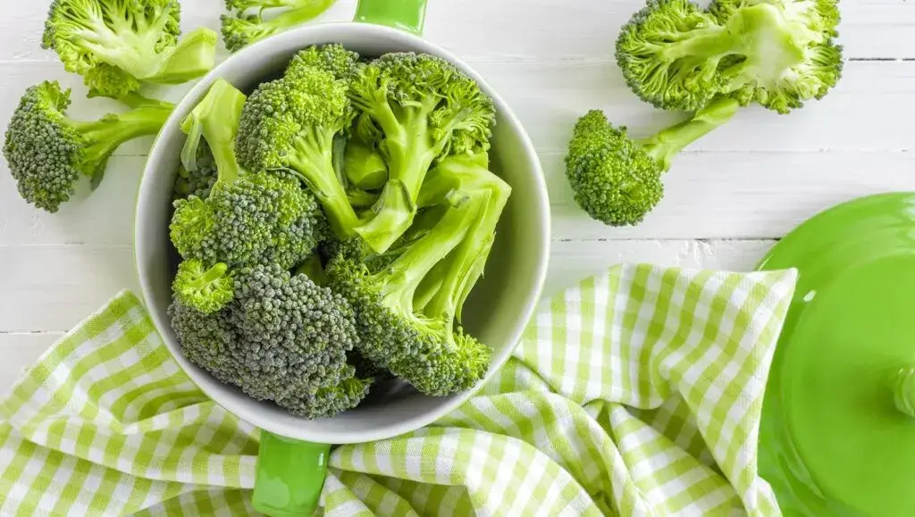 Jak ugotować brokuły do sałatki, aby zachowały chrupkość i kolor