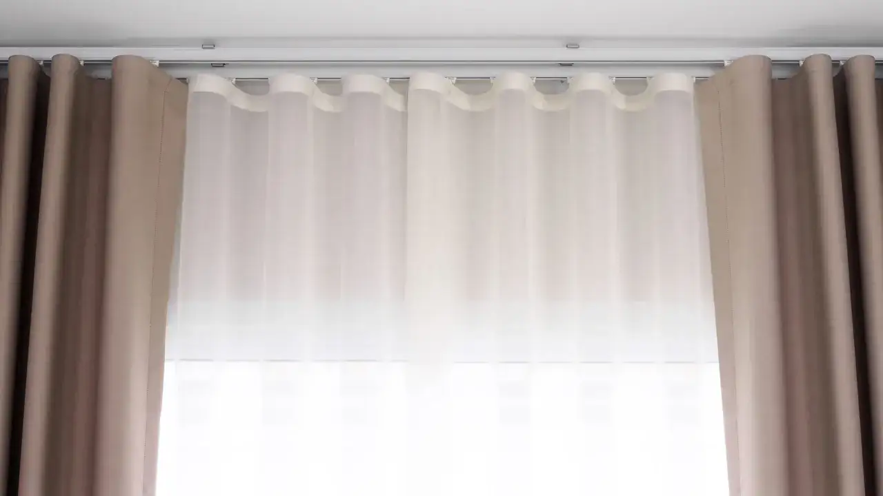 Wysokość karnisza nad oknem: jak zamontować dla idealnego efektu?