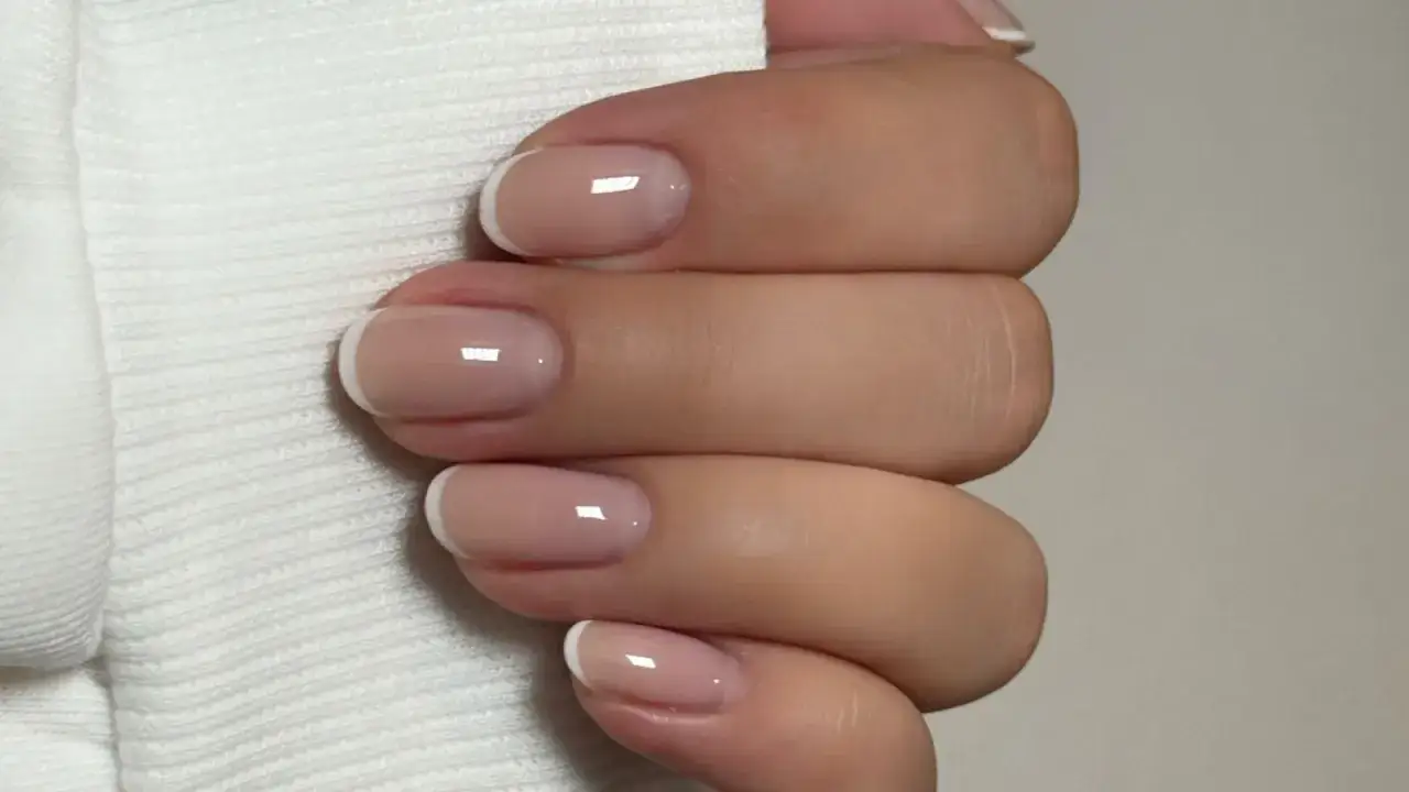 French Nails kurz: So gelingt der elegante Look zu Hause