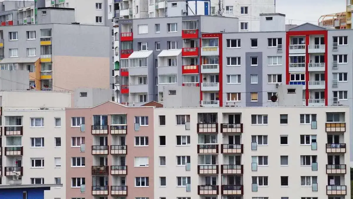 Ile kosztuje mieszkanie w starym budownictwie? Ceny w Warszawie i więcej
