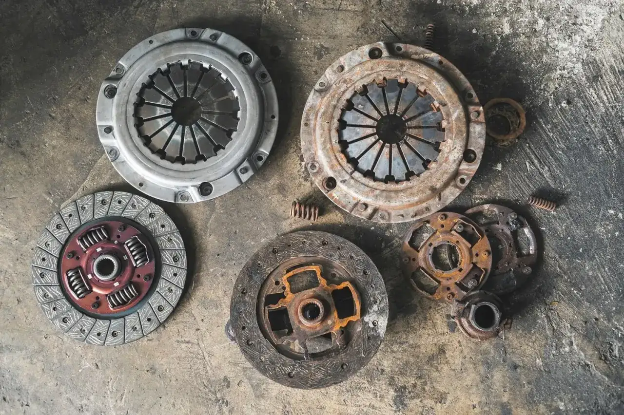 Ślizgające się sprzęgło: Ile wytrzyma? Ryzyko, objawy, koszty naprawy.