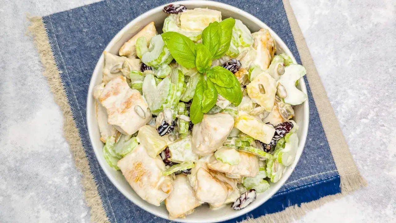 Sałatka z selera, kurczaka i żurawiny: Jak zrobić idealną?