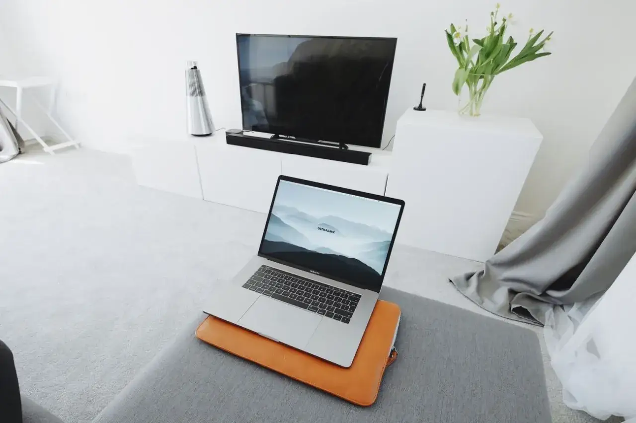 Jak połączyć laptop z telewizorem bezprzewodowo i uniknąć problemów z łącznością