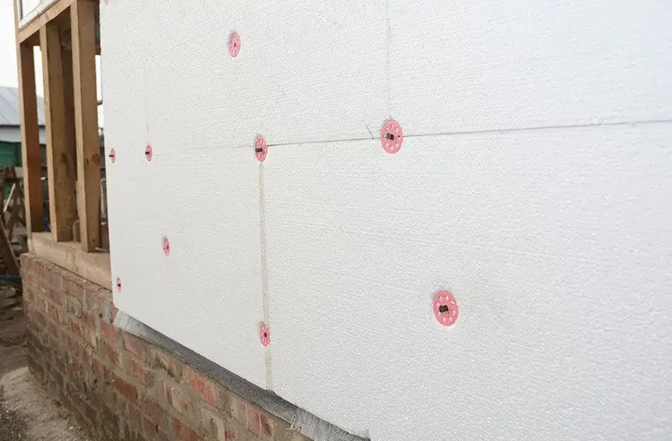 Kołkowanie styropianu na suficie: Kiedy jest konieczne, a kiedy klej wystarczy?