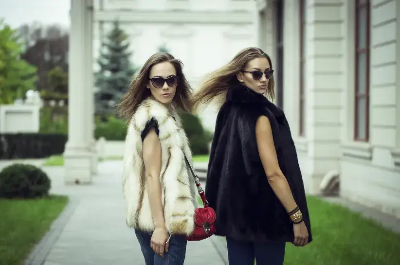 Biała kamizelka stylizacje: jak stworzyć modne i wyjątkowe looki