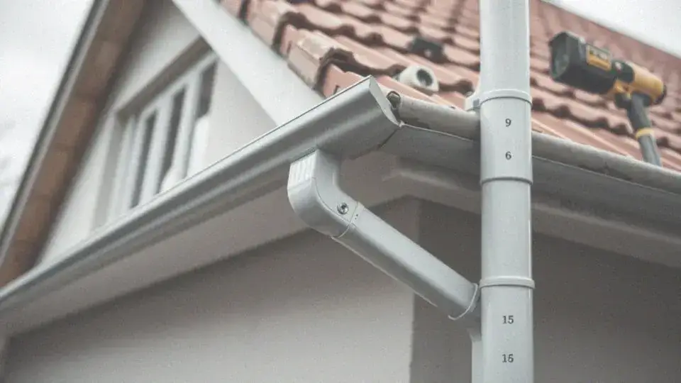 Jak prawidłowo zamontować rynny, by uniknąć kosztownych błędów