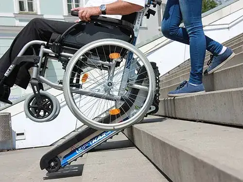 Bezpieczny transport wózkiem inwalidzkim po schodach - poznaj sprawdzone metody