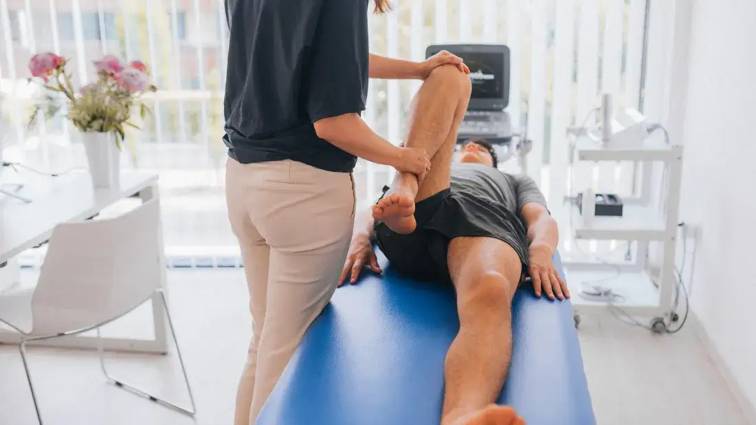 Ile trwa rehabilitacja po operacji biodra? Oczekiwany czas i postępy