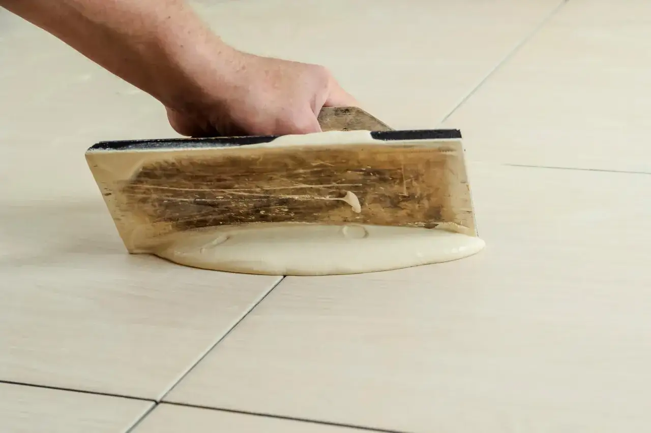 Zmywanie fugi: kiedy i jak? Test palca, błędy i trwałość spoiny.