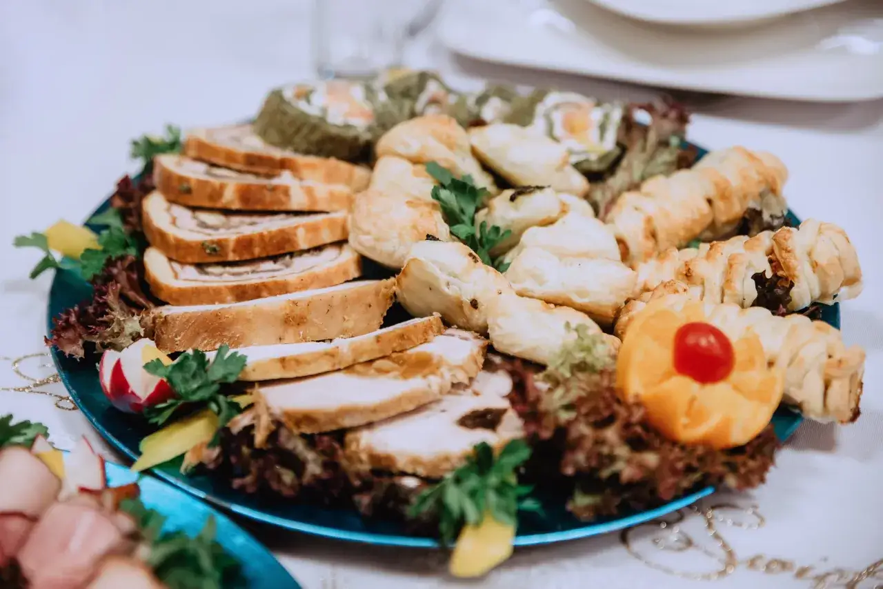 Ile kosztuje catering na komunie? Sprawdź, co wpływa na ceny