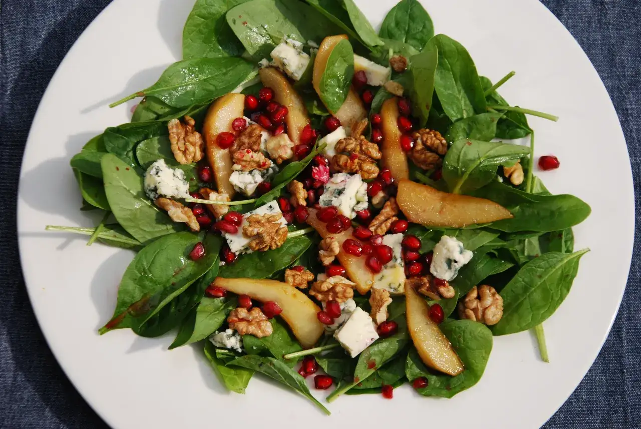 Sałatka z serem pleśniowym, gruszką i orzechami: przepis idealny?