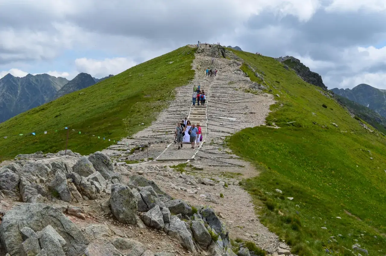 Kasprowy Wierch: Jak wybrać idealną trasę na każdą porę roku?