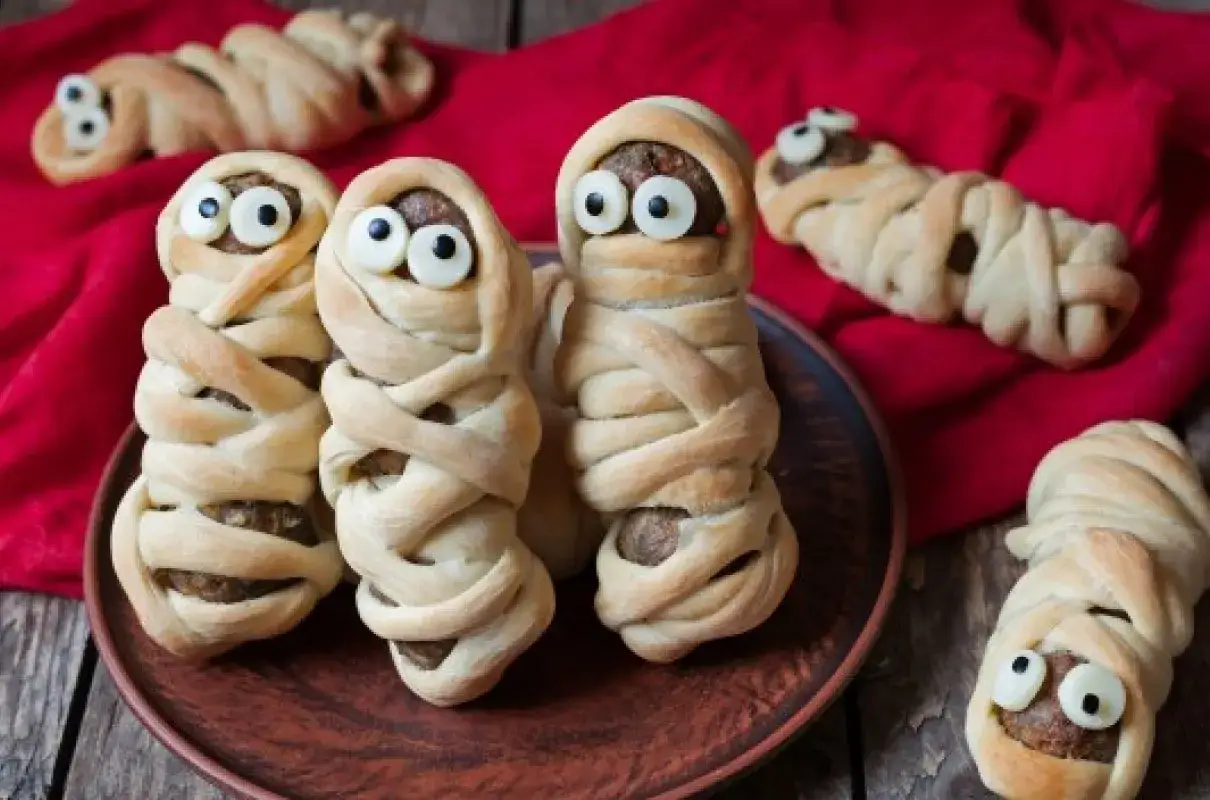 Mummy hot dogs z ciasta francuskiego, idealne na zdrowe przepisy dla dzieci na obiad. Zabawne i pyszne!