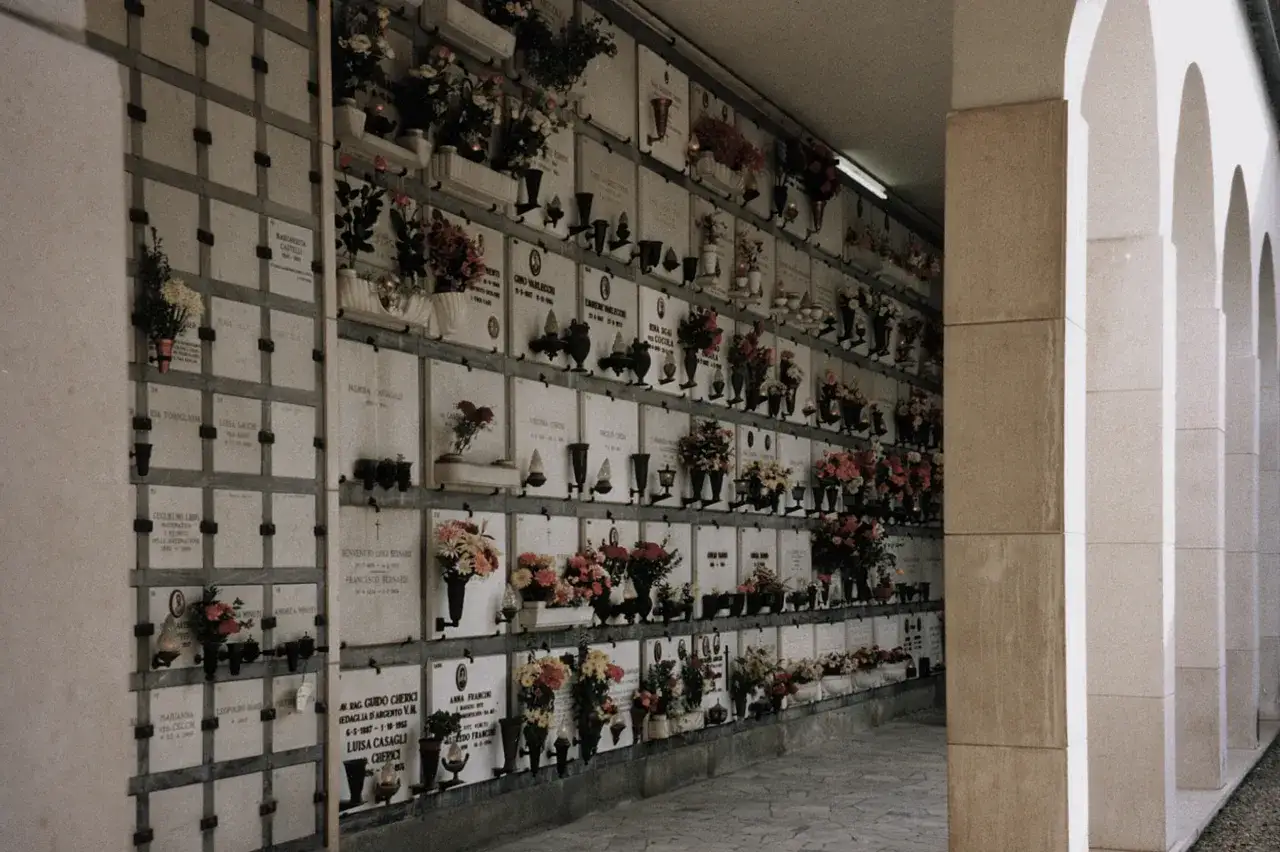 Pochówek po kremacji: Przewodnik. Jak wygląda i co musisz wiedzieć?