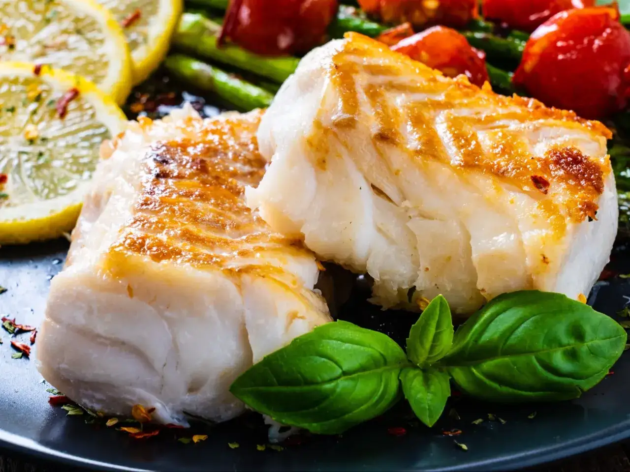 Jak idealnie przyrządzić dorsza? 3 przepisy i triki, by się nie rozpadał