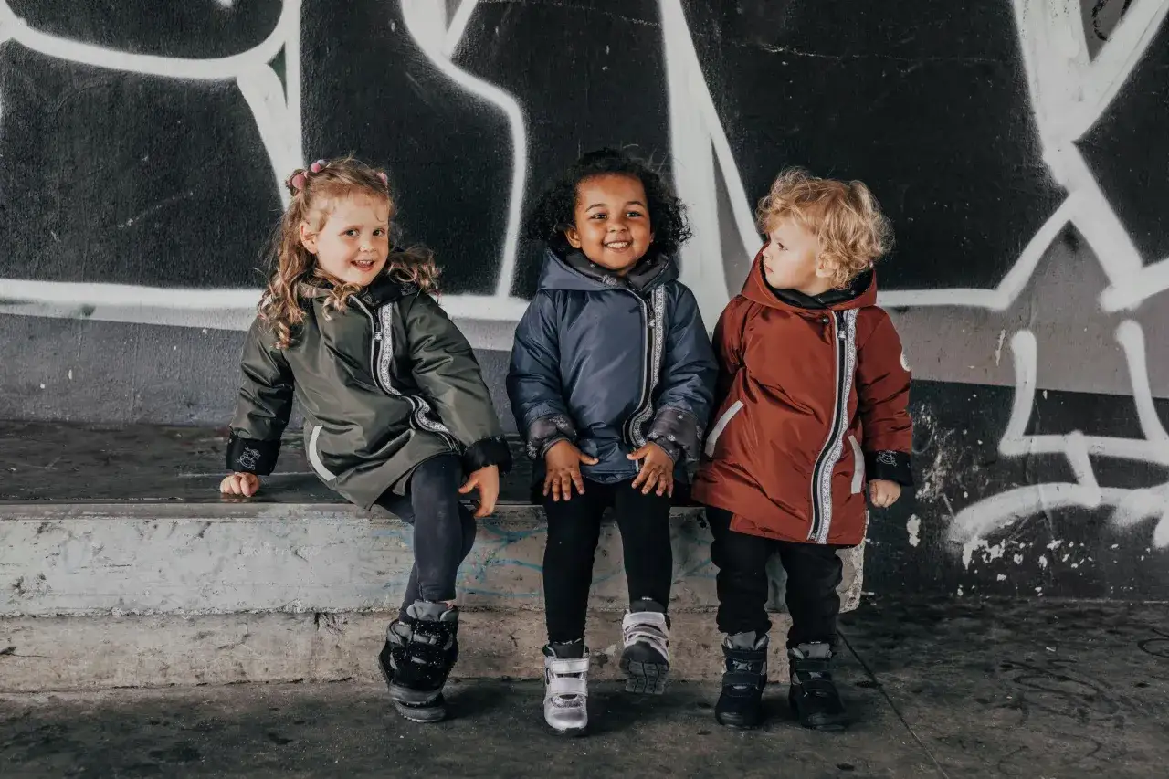 Dziecko w górach zimą: Jak ubrać, by było mu ciepło i sucho?