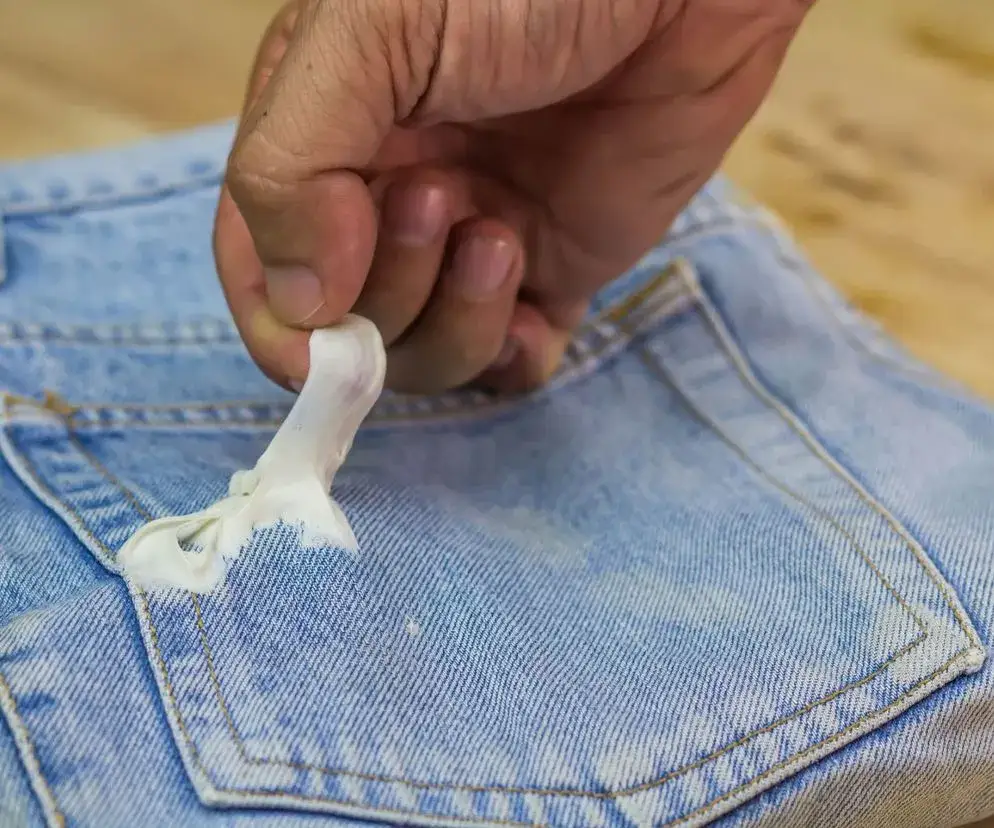 Jak usunąć gumę z ubrania żelazkiem - skuteczne metody i porady