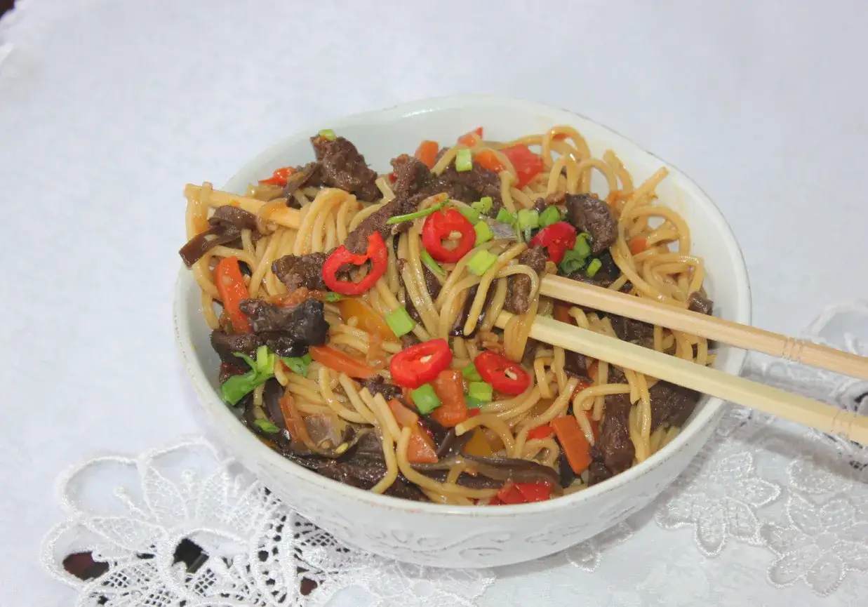 Makaron chow mein z wołowiną – prosty przepis na pyszne danie